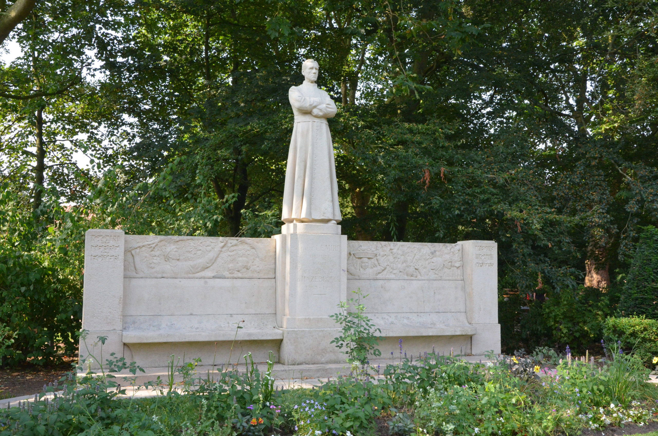 À deux pas de la maison, la statue de l’abbé Lemire, dans le jardin public. (Photo Jean-Pascal Vanhove)