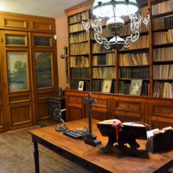 Le bureau-bibliothèque de l’abbé Lemire, comme figé dans le temps. (Photo Jean-Pascal Vanhove)