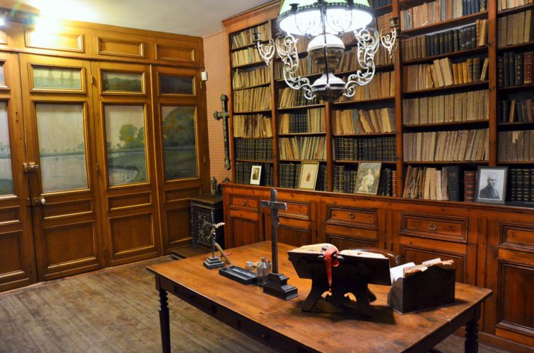 Le bureau-bibliothèque de l’abbé Lemire, comme figé dans le temps. (Photo Jean-Pascal Vanhove)