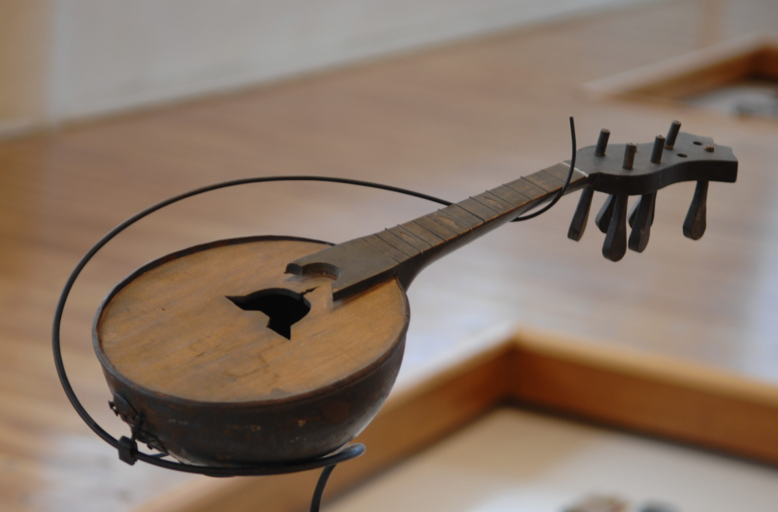 004_Mandoline artisanale allemande faite à partir d un casque français ©Yazid MEDMOUN