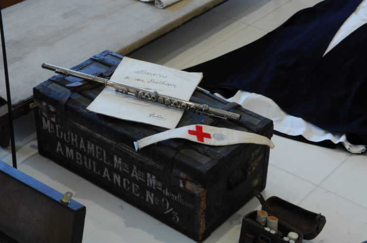 4. Malle de médecine et flûte de Georges Duhamel