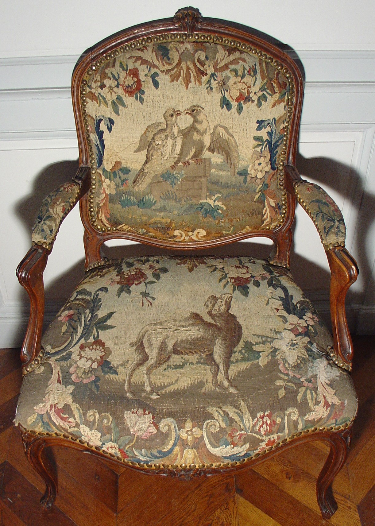 Fauteuil à la reine, manufacture d’Aubusson, milieu du XVIIIe siècle, hêtre mouluré et sculpté et tapisserie, Inv. 2010.0.4.1