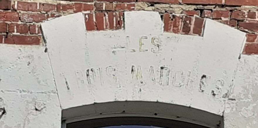 Nom de la maison « Les Trois Marches », en souvenir du second procès Dreyfus à Rennes (cliché Laurence Ducousso-Lacaze)