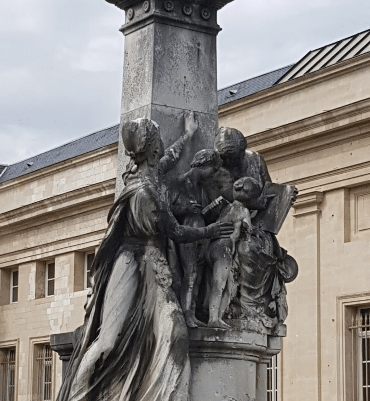 3. La statue devant la bibliothèque Louis Aragon