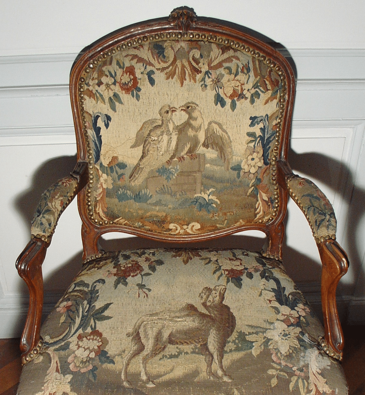 4. Fauteuil à la reine, manufacture d’Aubusson, milieu du XVIIIe siècle, hêtre mouluré et sculpté et tapisserie