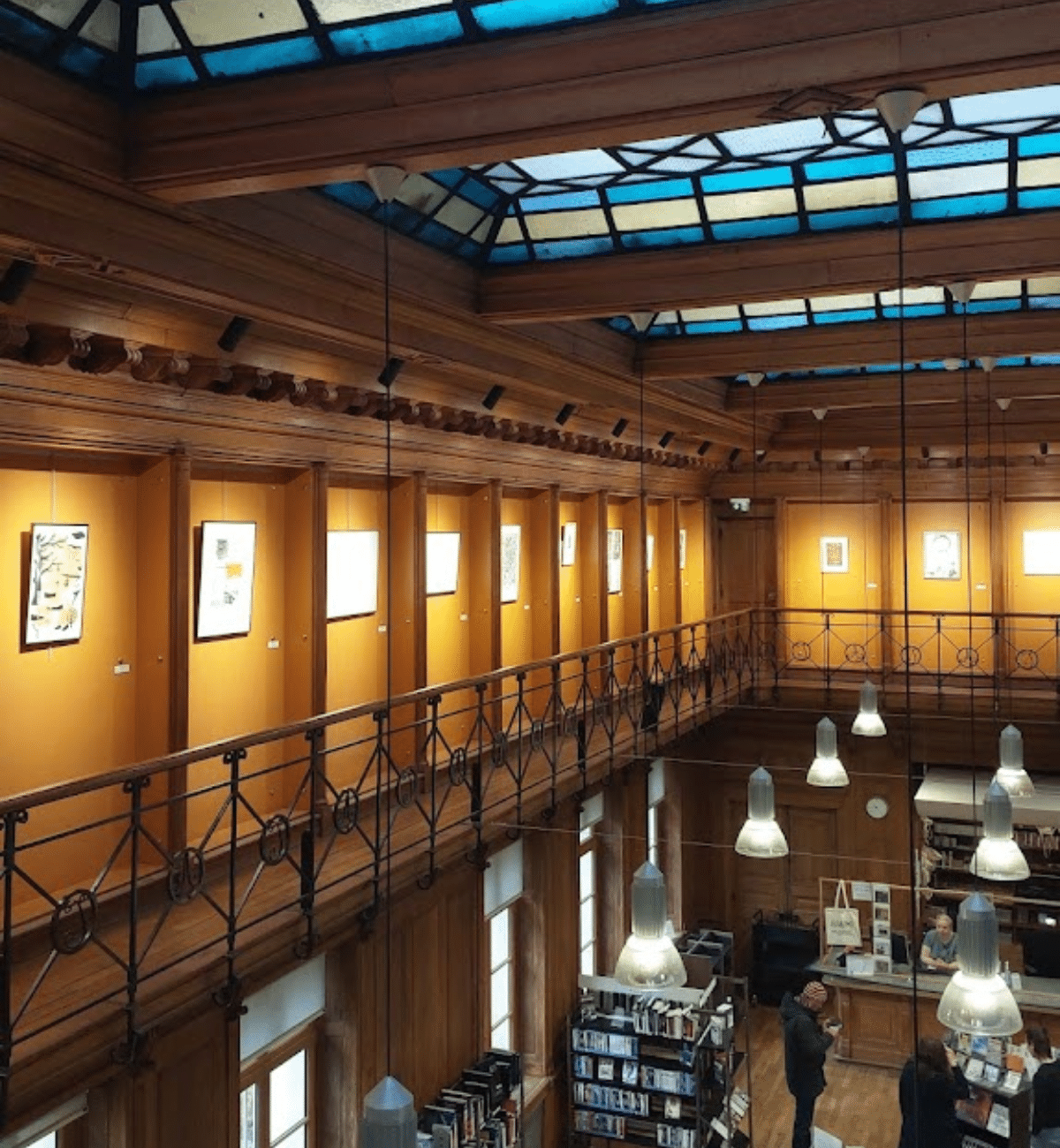 4. L'intérieur de la bibliothèque Louis Aragon