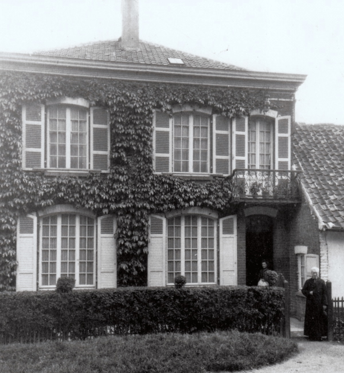 7. L’abbé Lemire devant sa maison