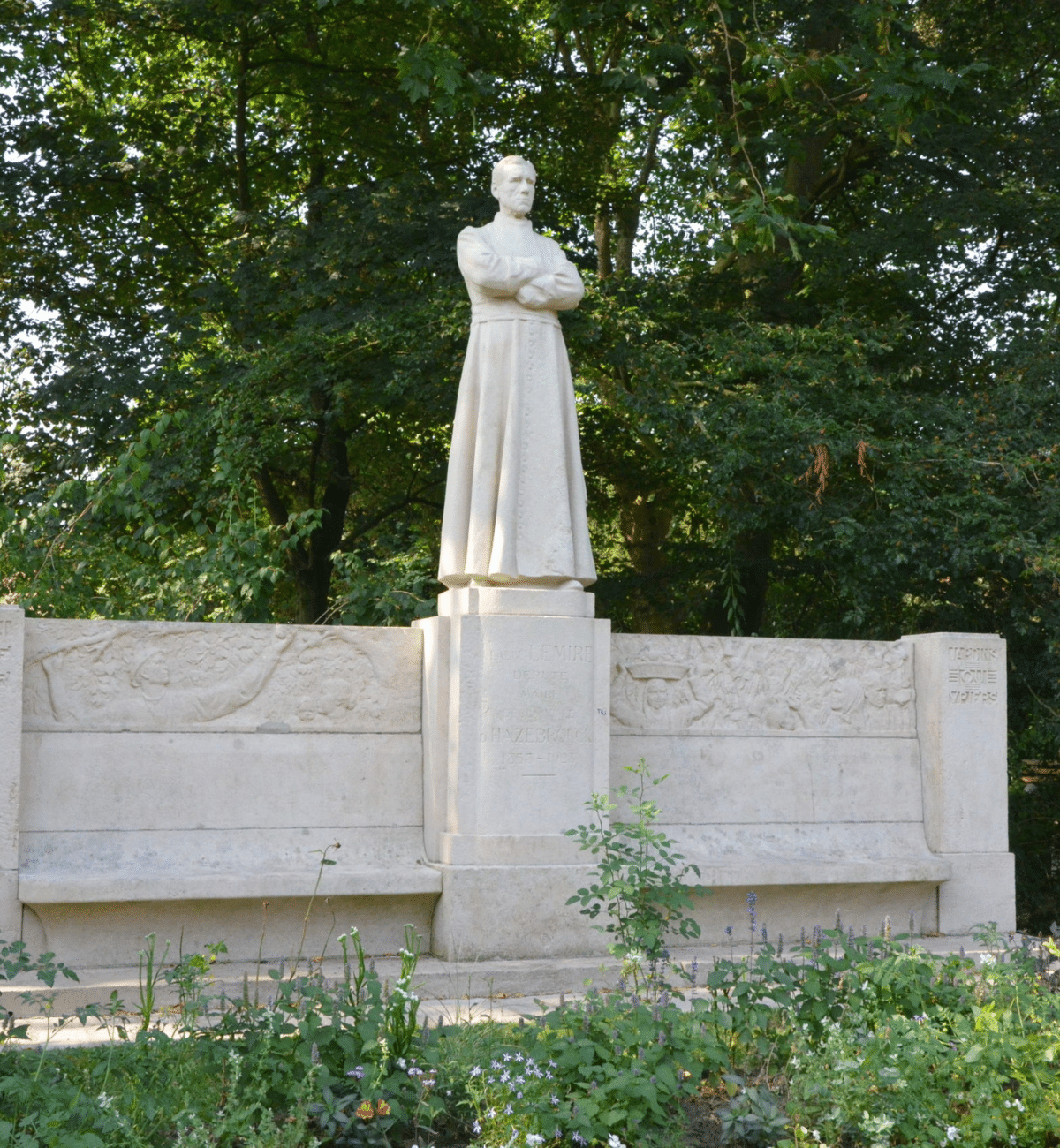 9. À deux pas de la maison, la statue de l’abbé Lemire, dans le jardin public