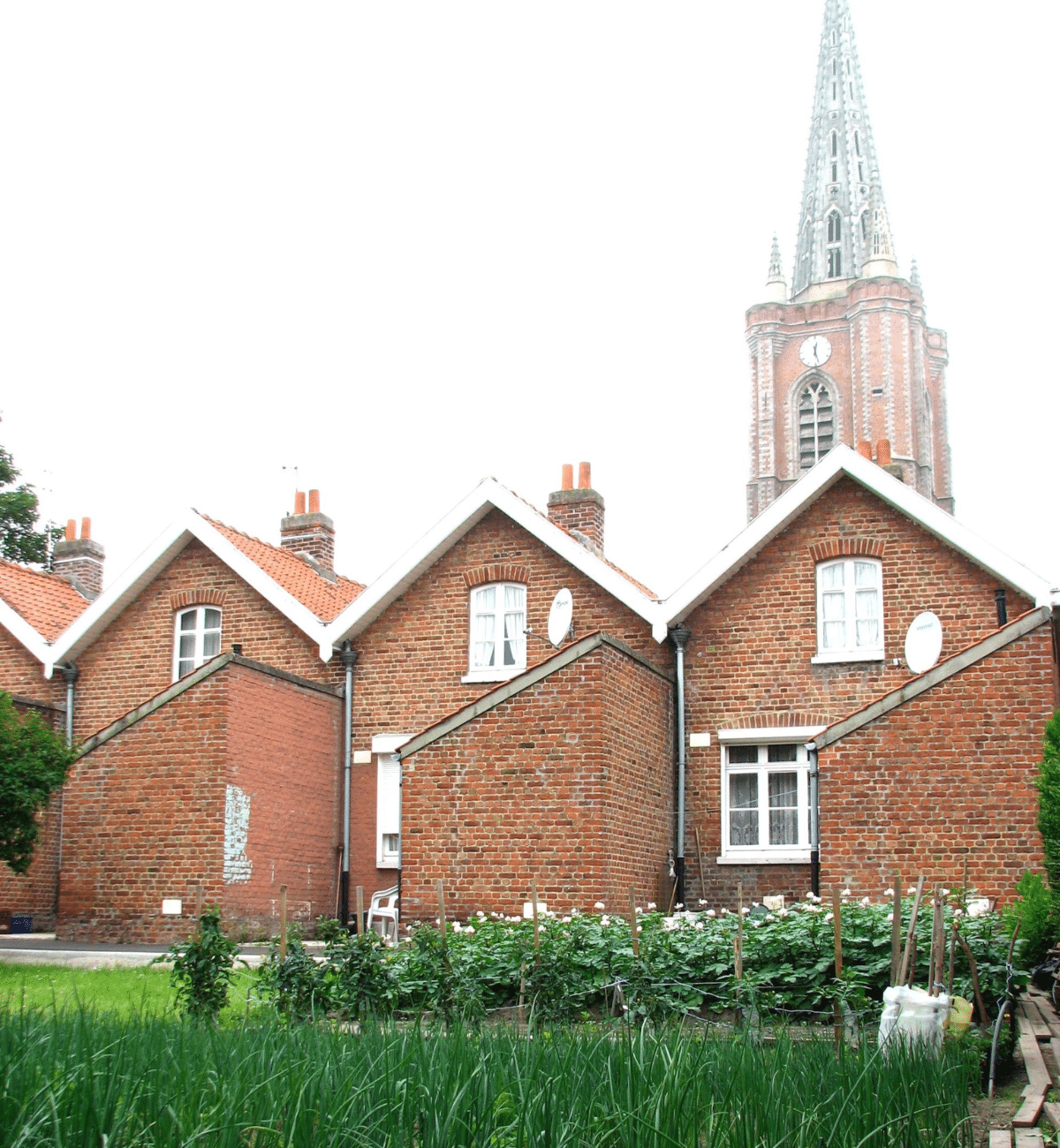 10. Un béguinage voulu par l’abbé Lemire jouxte sa maison, au pied de l’église Saint-Éloi